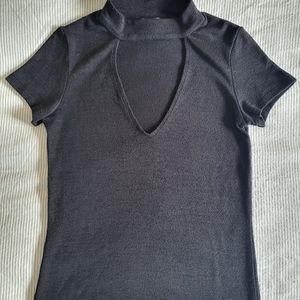 Aritzia Wilfred Free V-neck Tee with Choker in Black Size XXS